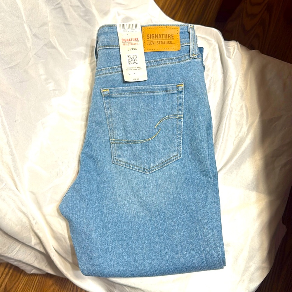 Women’s Signature by Levi Strauss Mid-Rise Capris 26W 21 Inseam